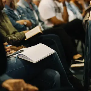 Foto di un gruppo di lavoratori durante la formazione in aula.