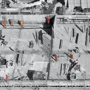 Foto di un cantiere edile ritratto dall'alto.
